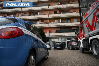 Blitz interforze all’Hotel House, dai piani alti lanciato un mattone